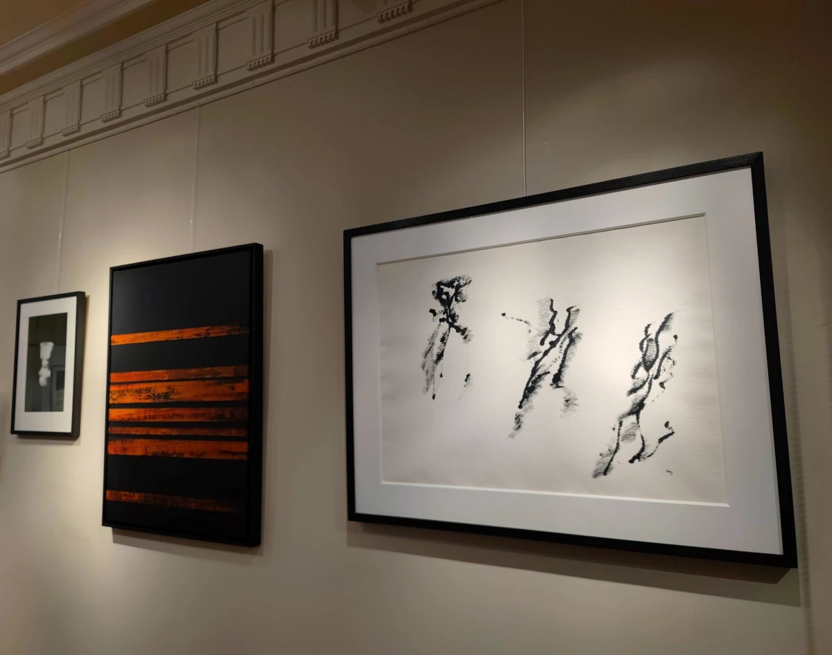 Exposure « In-between ; collector's gaze », Galerie 12, Paris, February 2024, Henri Michaux - Untitled (foreground) - circa 1968 - acrylic on paper - 53×73 cm - © Adagp Landscape Entrelacé VII (second plan) - 2023 - acrylic on canvas, collage - 80×60 cm - © Adagp